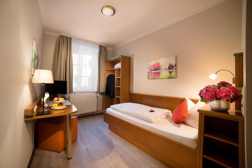 Hotel Boardinghouse